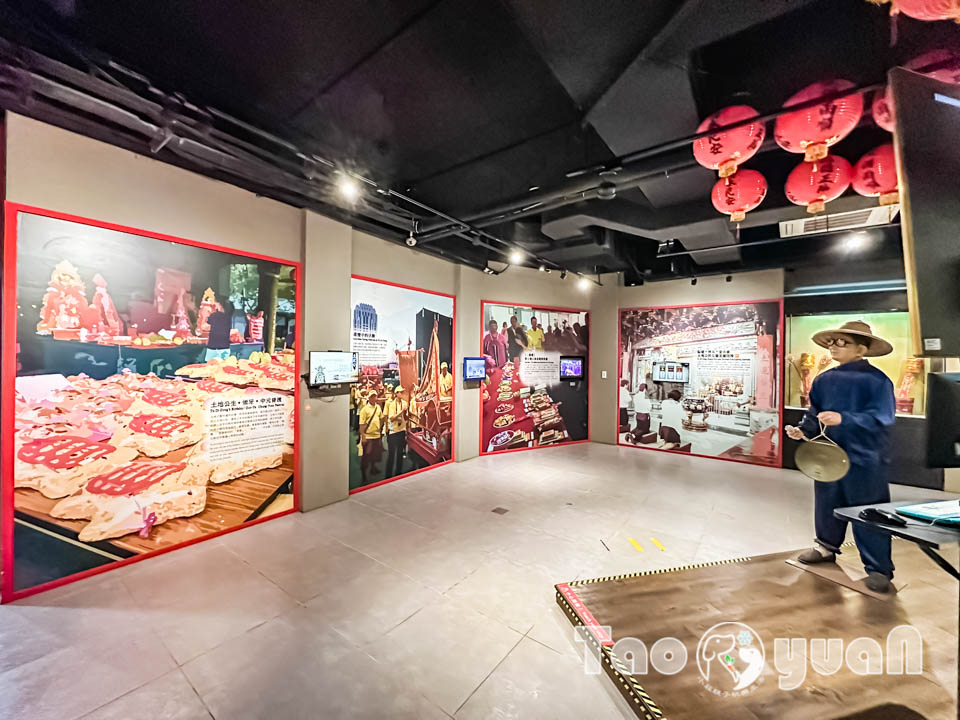 桃園市區景點〡桃園市土地公文化館〡小祠大廟老神在在, 多款活潑有趣互動裝置, 變身布袋戲與歌仔戲主角, 免費室內親子景點