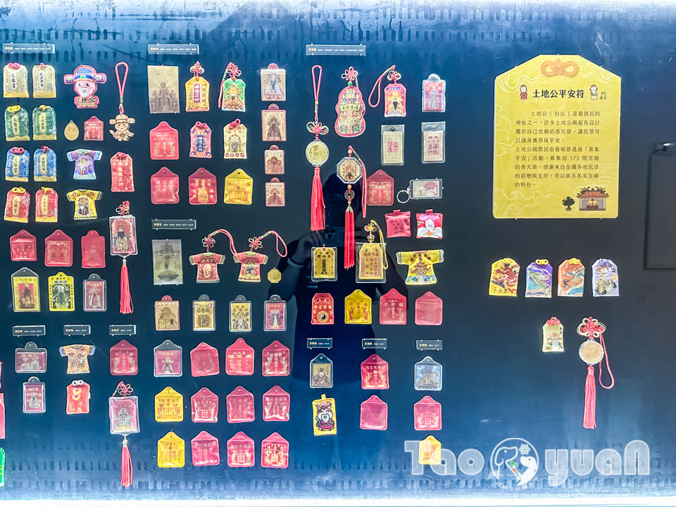 桃園市區景點〡桃園市土地公文化館〡小祠大廟老神在在, 多款活潑有趣互動裝置, 變身布袋戲與歌仔戲主角, 免費室內親子景點