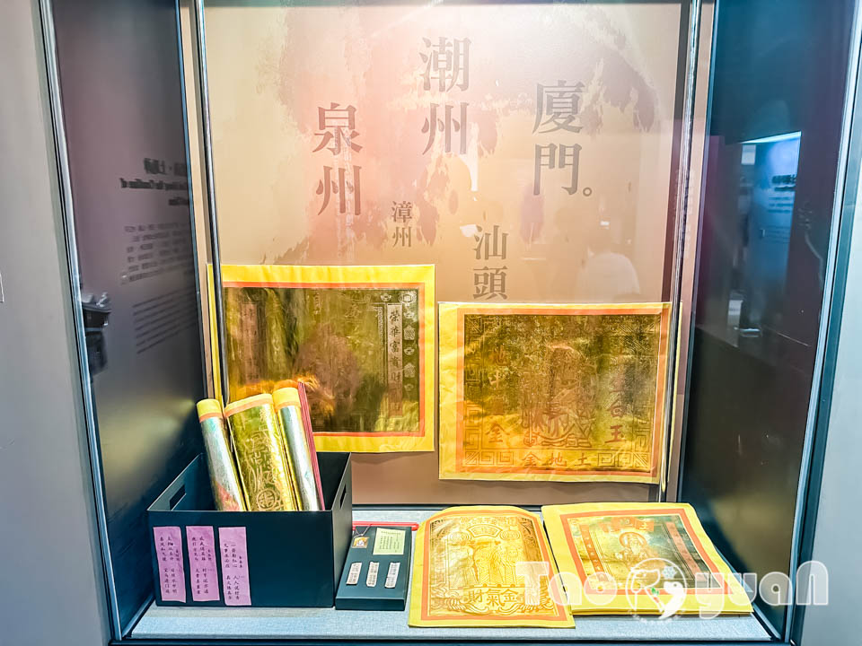 桃園市區景點〡桃園市土地公文化館〡小祠大廟老神在在, 多款活潑有趣互動裝置, 變身布袋戲與歌仔戲主角, 免費室內親子景點