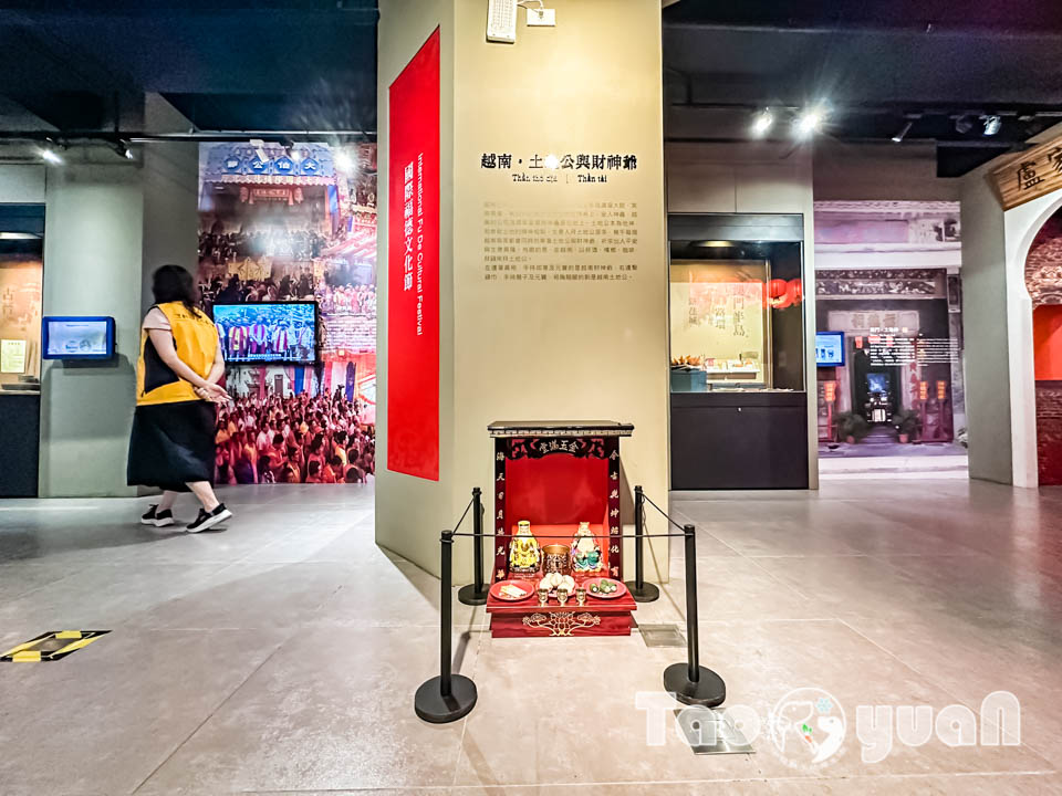 桃園市區景點〡桃園市土地公文化館〡小祠大廟老神在在, 多款活潑有趣互動裝置, 變身布袋戲與歌仔戲主角, 免費室內親子景點