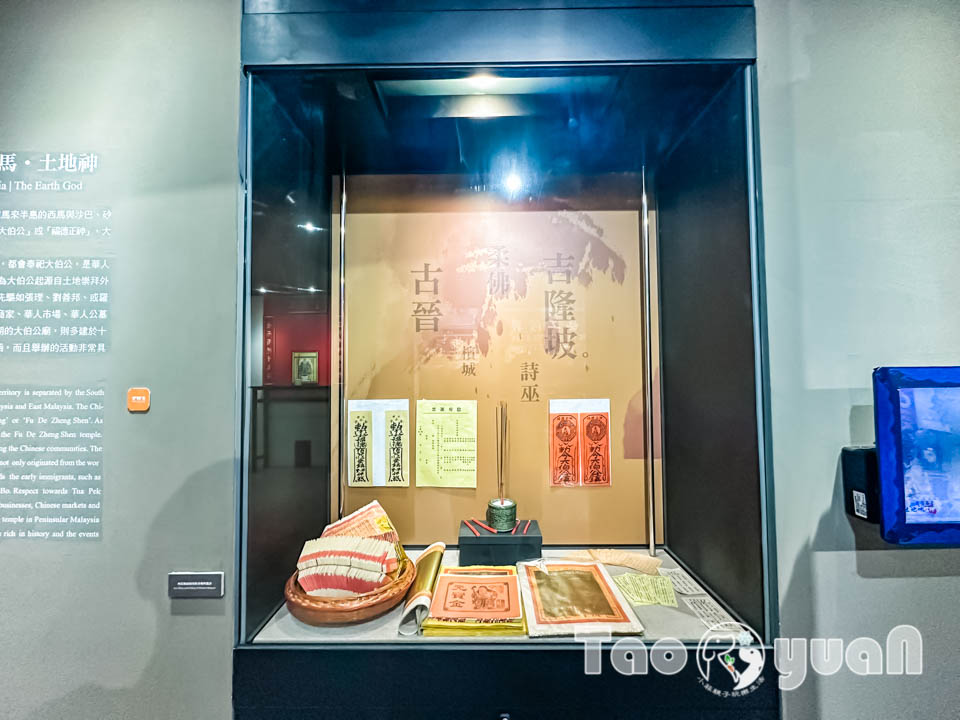 桃園市區景點〡桃園市土地公文化館〡小祠大廟老神在在, 多款活潑有趣互動裝置, 變身布袋戲與歌仔戲主角, 免費室內親子景點