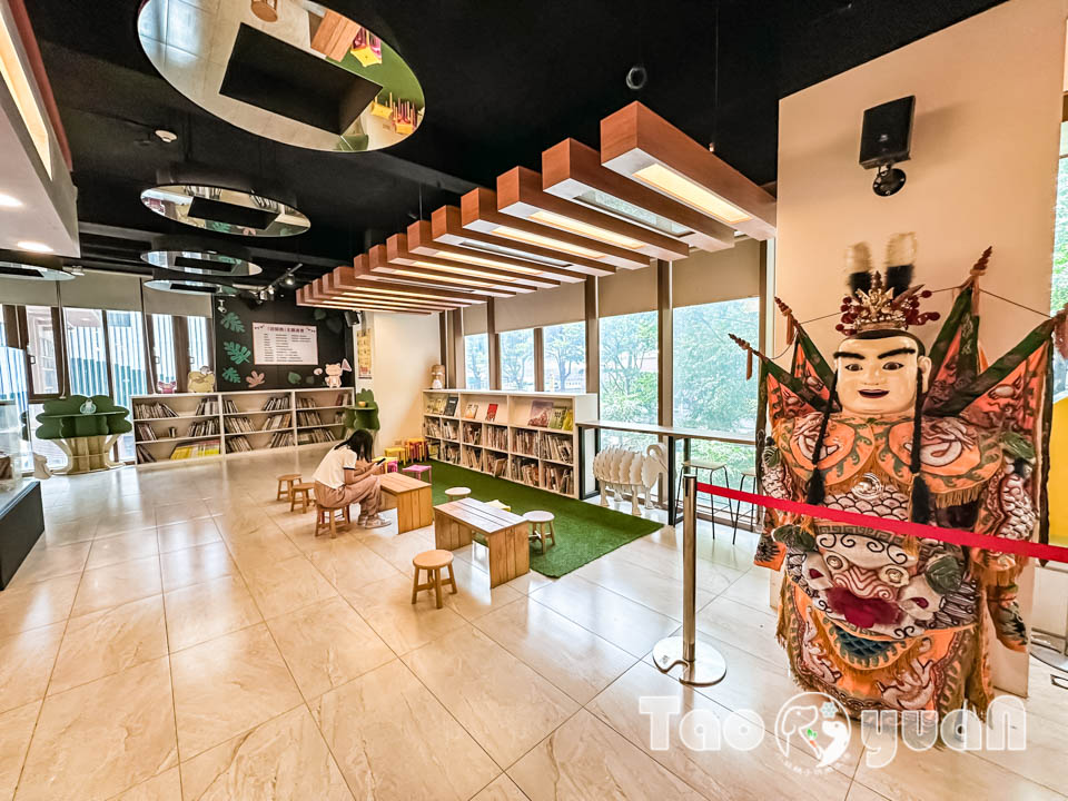 桃園市區景點〡桃園市土地公文化館〡小祠大廟老神在在, 多款活潑有趣互動裝置, 變身布袋戲與歌仔戲主角, 免費室內親子景點