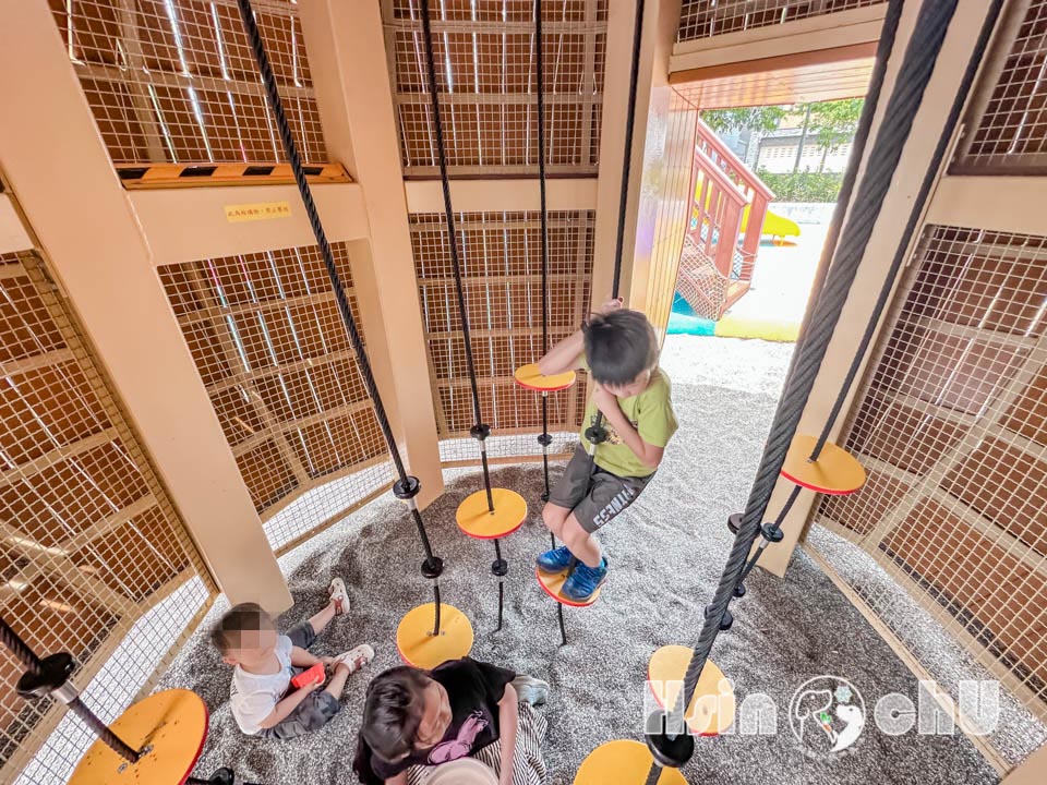 新竹新埔景點〡柿子公園〡柿餅主題遊戲場, 九降風滑索追風趣, 柿子高架日曬場變身特色遮陽棚, 蝴蝶造型公廁, 新竹水果特色公園