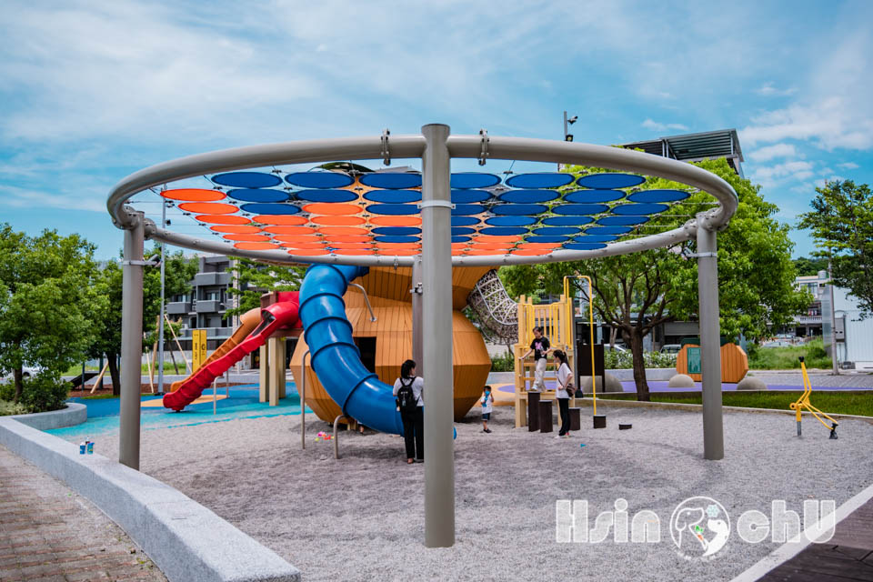 新竹新埔景點〡柿子公園〡柿餅主題遊戲場, 九降風滑索追風趣, 柿子高架日曬場變身特色遮陽棚, 蝴蝶造型公廁, 新竹水果特色公園