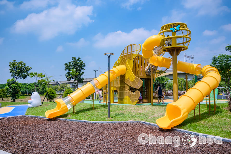 DSC_7294 彰化田中景點〡熊趣米公園〡田中親子公園, 熊熊高塔雙滑梯, Q萌白熊親子遊戲場, 雙公園一起收集, 玩公園也能看高鐵