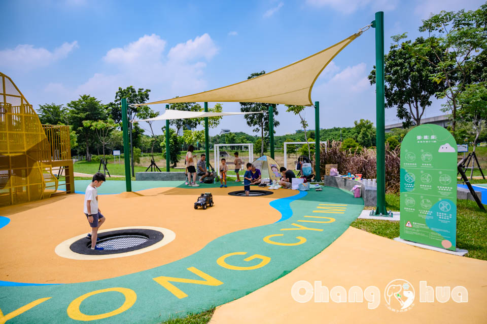 DSC_7332 彰化田中景點〡熊趣米公園〡田中親子公園, 熊熊高塔雙滑梯, Q萌白熊親子遊戲場, 雙公園一起收集, 玩公園也能看高鐵