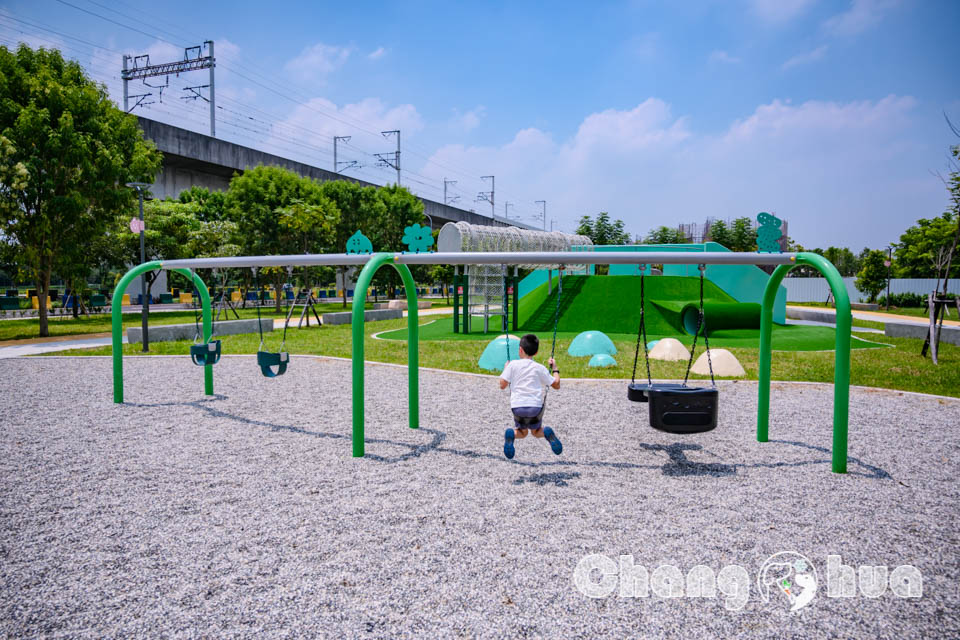 DSC_7362 彰化田中景點〡熊趣米公園〡田中親子公園, 熊熊高塔雙滑梯, Q萌白熊親子遊戲場, 雙公園一起收集, 玩公園也能看高鐵