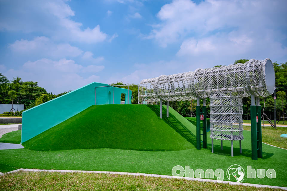 DSC_7363 彰化田中景點〡熊趣米公園〡田中親子公園, 熊熊高塔雙滑梯, Q萌白熊親子遊戲場, 雙公園一起收集, 玩公園也能看高鐵