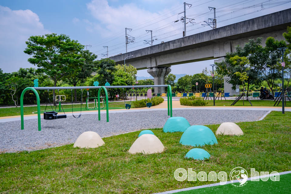 DSC_7366 彰化田中景點〡熊趣米公園〡田中親子公園, 熊熊高塔雙滑梯, Q萌白熊親子遊戲場, 雙公園一起收集, 玩公園也能看高鐵