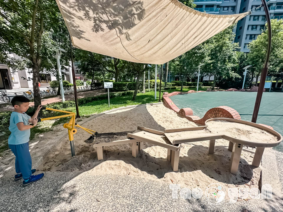 IMG_1046 桃園市區景點〡向陽公園〡蝸牛主題遊戲場, 遮陽沙池玩沙趣, 林蔭步道健走運動, 桃園親子特色遊戲場