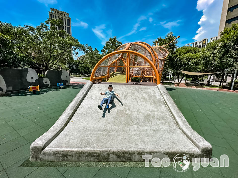 IMG_1060 桃園市區景點〡向陽公園〡蝸牛主題遊戲場, 遮陽沙池玩沙趣, 林蔭步道健走運動, 桃園親子特色遊戲場