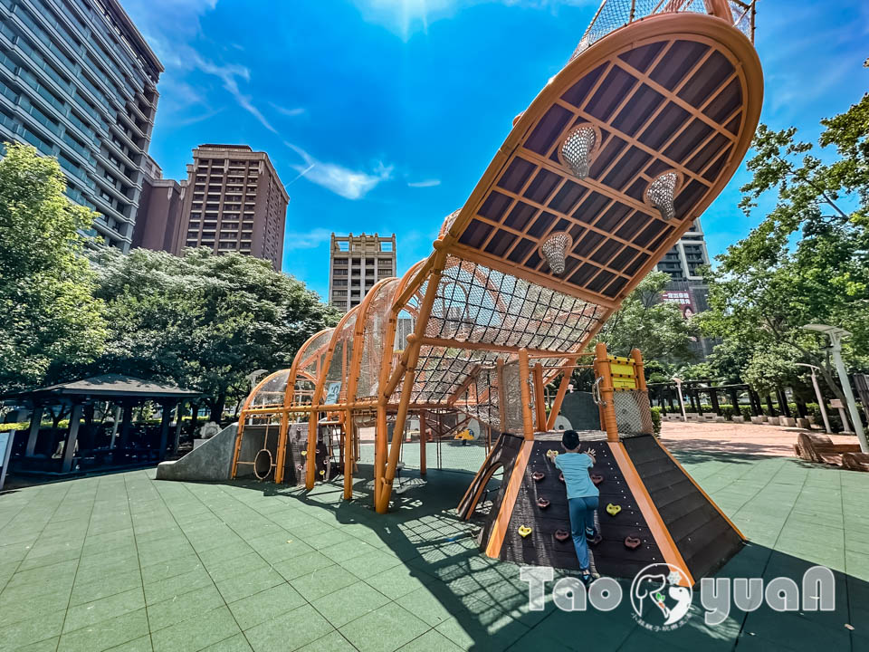 IMG_1099 桃園市區景點〡向陽公園〡蝸牛主題遊戲場, 遮陽沙池玩沙趣, 林蔭步道健走運動, 桃園親子特色遊戲場