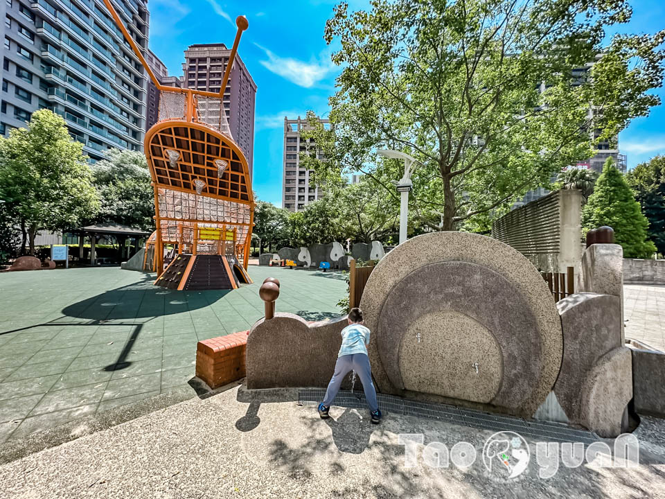 IMG_1110 桃園市區景點〡向陽公園〡蝸牛主題遊戲場, 遮陽沙池玩沙趣, 林蔭步道健走運動, 桃園親子特色遊戲場