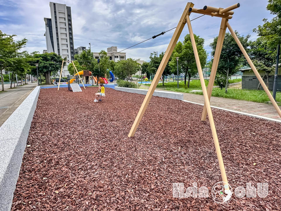 新竹新埔景點〡柿子公園〡柿餅主題遊戲場, 九降風滑索追風趣, 柿子高架日曬場變身特色遮陽棚, 蝴蝶造型公廁, 新竹水果特色公園