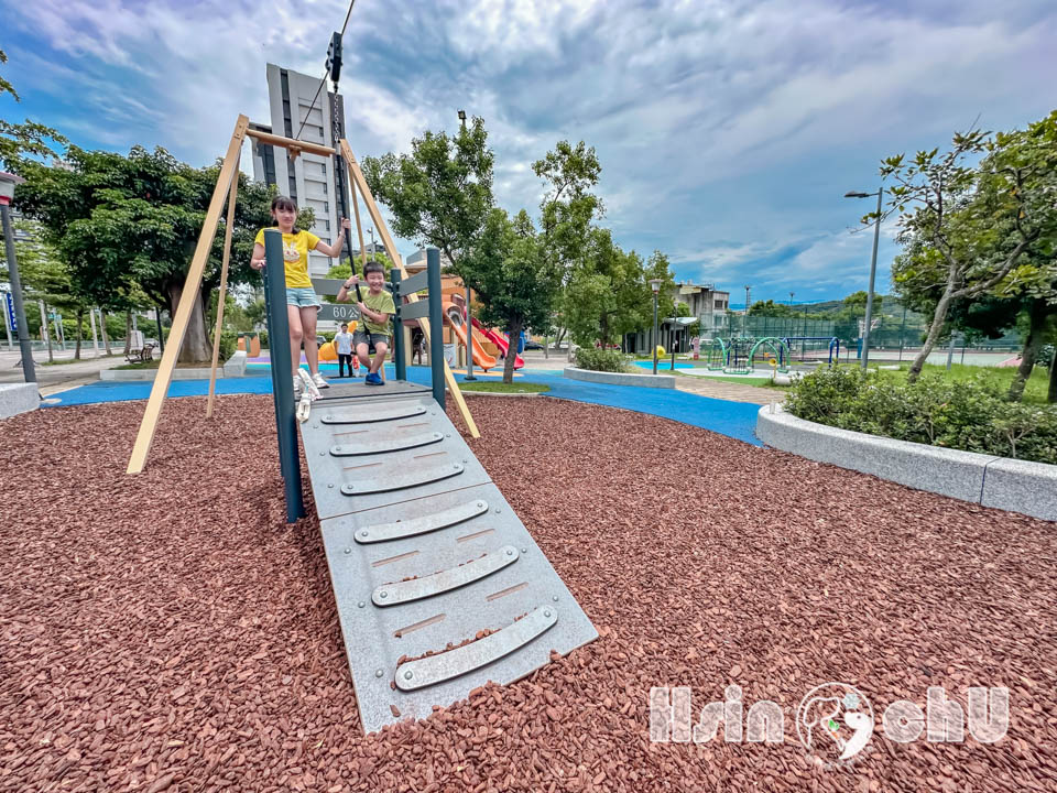 新竹新埔景點〡柿子公園〡柿餅主題遊戲場, 九降風滑索追風趣, 柿子高架日曬場變身特色遮陽棚, 蝴蝶造型公廁, 新竹水果特色公園