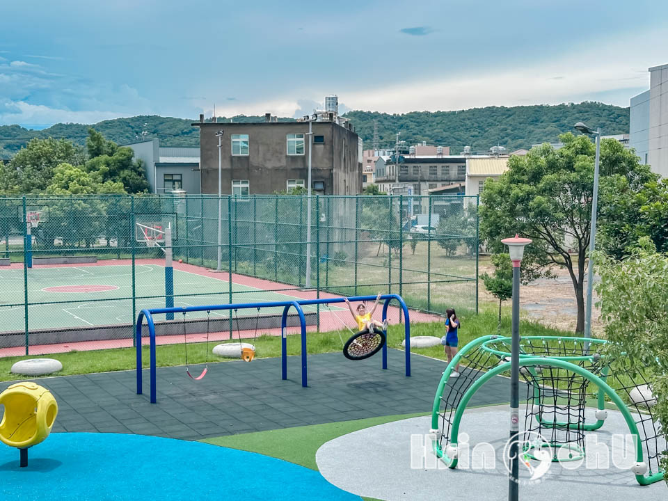 新竹新埔景點〡柿子公園〡柿餅主題遊戲場, 九降風滑索追風趣, 柿子高架日曬場變身特色遮陽棚, 蝴蝶造型公廁, 新竹水果特色公園