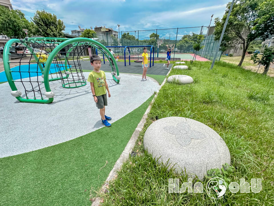 新竹新埔景點〡柿子公園〡柿餅主題遊戲場, 九降風滑索追風趣, 柿子高架日曬場變身特色遮陽棚, 蝴蝶造型公廁, 新竹水果特色公園