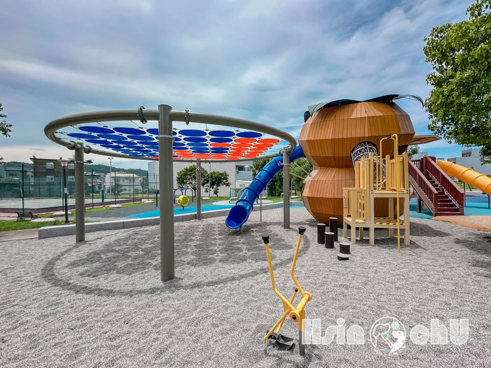 新竹新埔景點〡柿子公園〡柿餅主題遊戲場, 九降風滑索追風趣, 柿子高架日曬場變身特色遮陽棚, 蝴蝶造型公廁, 新竹水果特色公園