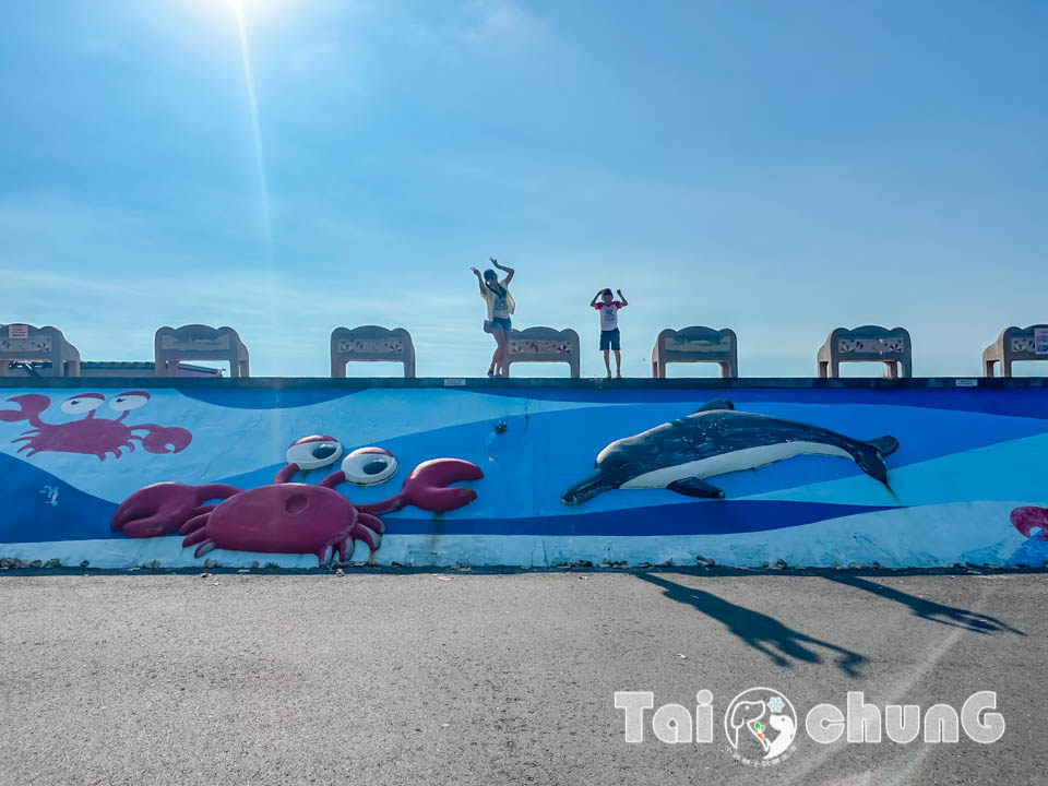 IMG_7654 台中大安景點〡大安濱海樂園〡大安海水浴場, 暑假熱門玩沙戲水天地, 海洋風特色造景, 近30種螃蟹遊走周邊海域, 漫步觀景平台享受無價的放鬆時刻