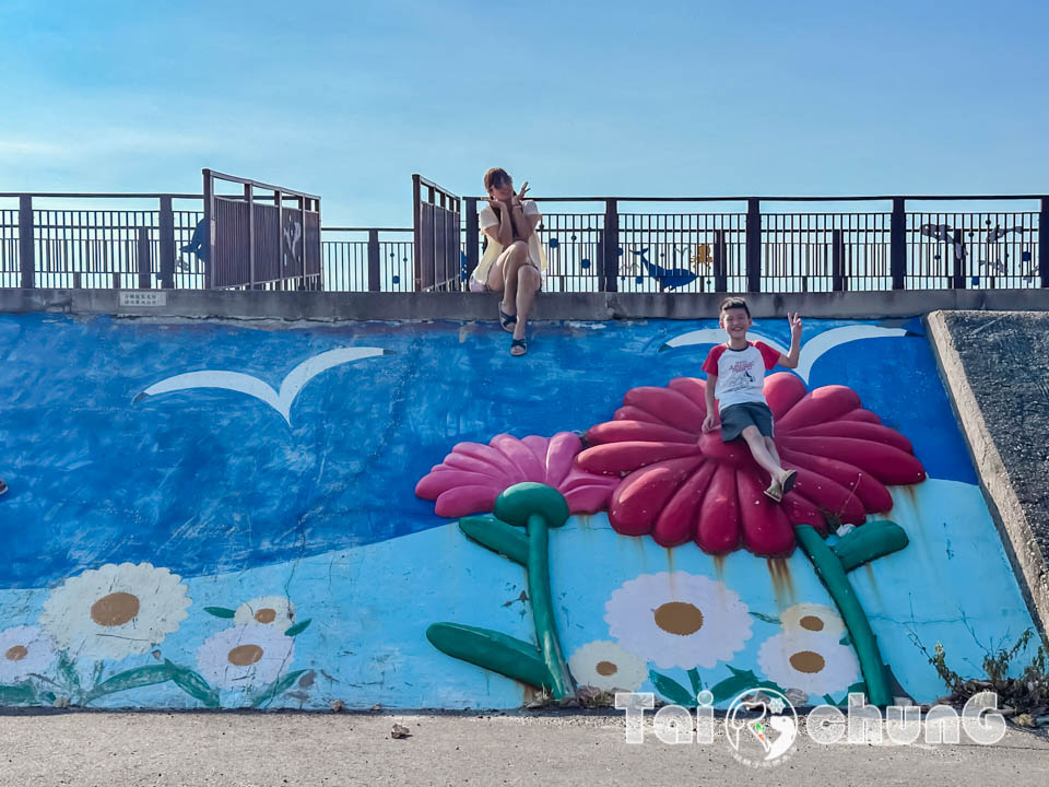 IMG_7673 台中大安景點〡大安濱海樂園〡大安海水浴場, 暑假熱門玩沙戲水天地, 海洋風特色造景, 近30種螃蟹遊走周邊海域, 漫步觀景平台享受無價的放鬆時刻