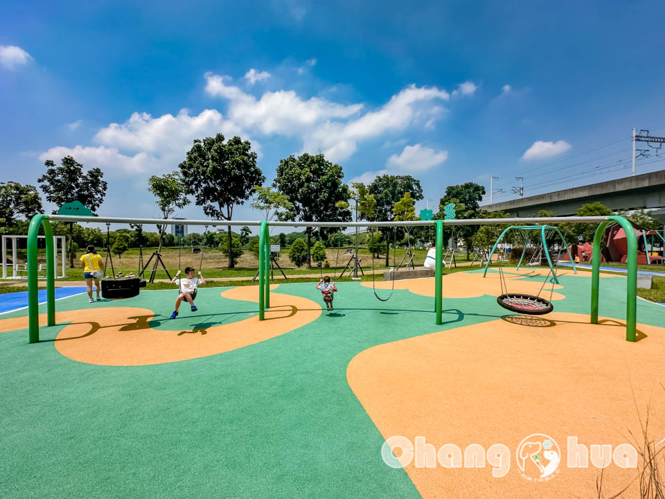 IMG_8154 彰化田中景點〡熊趣米公園〡田中親子公園, 熊熊高塔雙滑梯, Q萌白熊親子遊戲場, 雙公園一起收集, 玩公園也能看高鐵