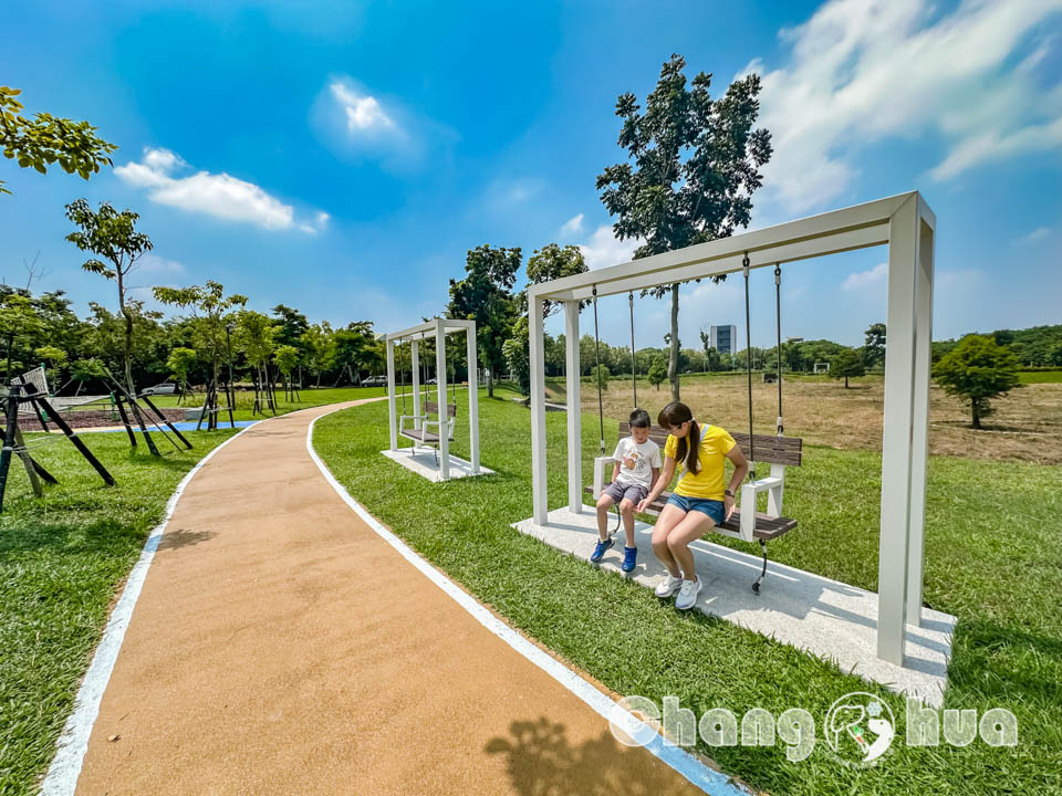 IMG_8166 彰化田中景點〡熊趣米公園〡田中親子公園, 熊熊高塔雙滑梯, Q萌白熊親子遊戲場, 雙公園一起收集, 玩公園也能看高鐵