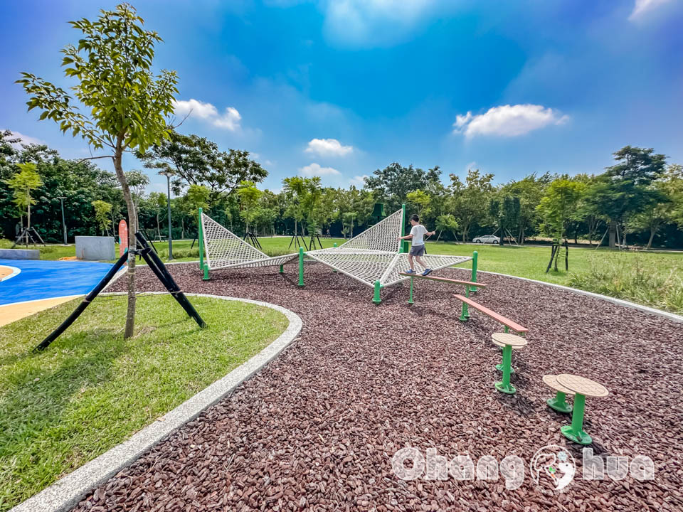 IMG_8172 彰化田中景點〡熊趣米公園〡田中親子公園, 熊熊高塔雙滑梯, Q萌白熊親子遊戲場, 雙公園一起收集, 玩公園也能看高鐵