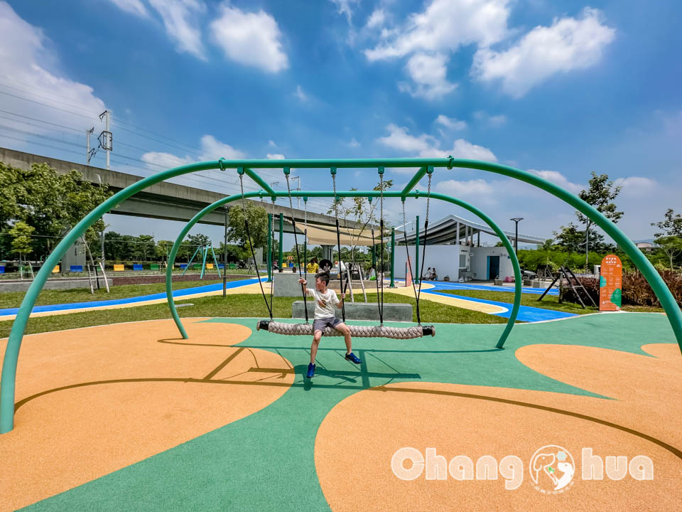 IMG_8205 彰化田中景點〡熊趣米公園〡田中親子公園, 熊熊高塔雙滑梯, Q萌白熊親子遊戲場, 雙公園一起收集, 玩公園也能看高鐵