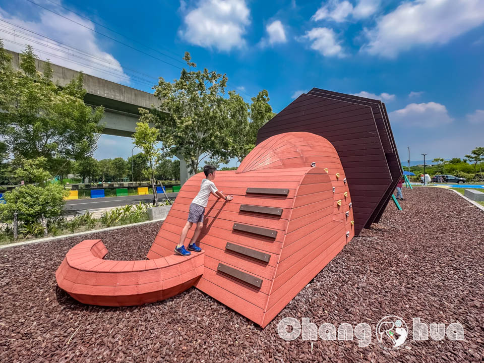 IMG_8210 彰化田中景點〡熊趣米公園〡田中親子公園, 熊熊高塔雙滑梯, Q萌白熊親子遊戲場, 雙公園一起收集, 玩公園也能看高鐵
