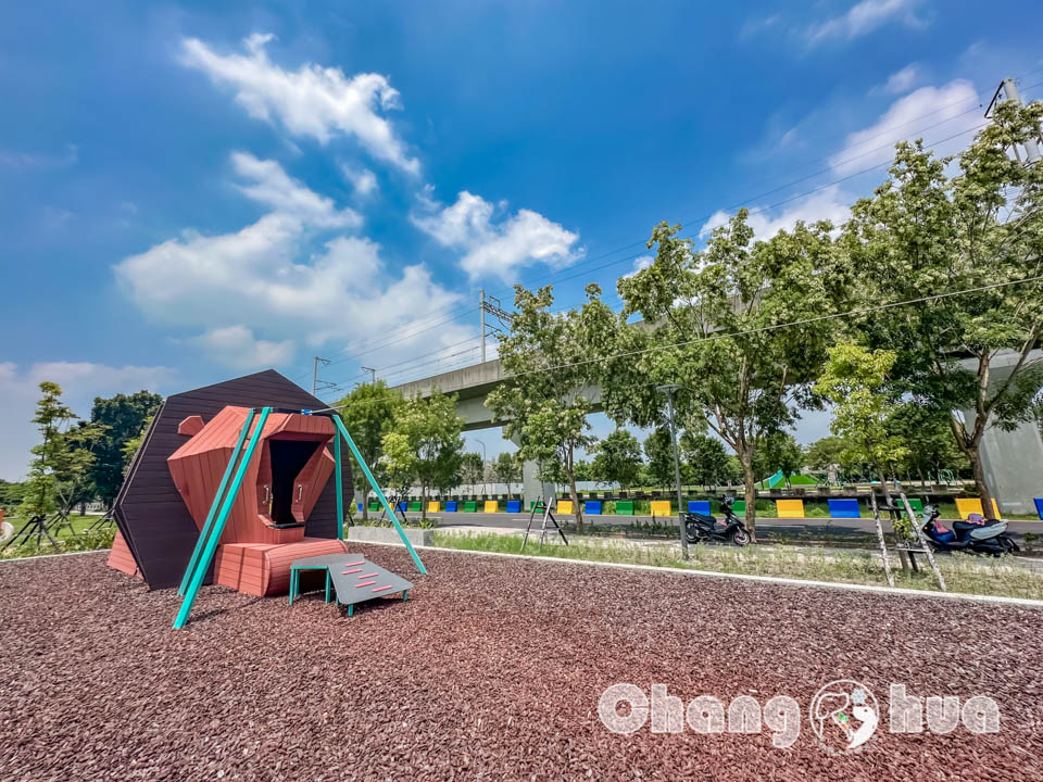 IMG_8219 彰化田中景點〡熊趣米公園〡田中親子公園, 熊熊高塔雙滑梯, Q萌白熊親子遊戲場, 雙公園一起收集, 玩公園也能看高鐵