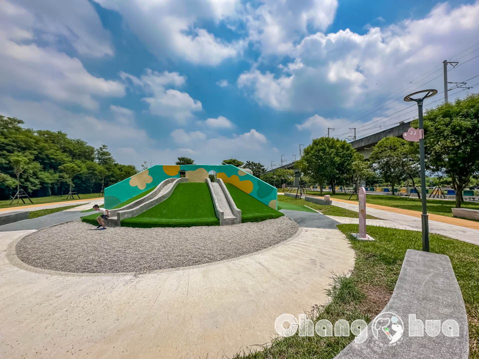 IMG_8232 彰化田中景點〡熊趣米公園〡田中親子公園, 熊熊高塔雙滑梯, Q萌白熊親子遊戲場, 雙公園一起收集, 玩公園也能看高鐵
