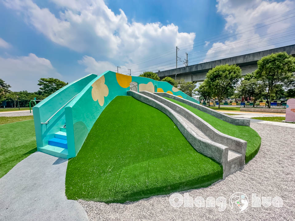 IMG_8236 彰化田中景點〡熊趣米公園〡田中親子公園, 熊熊高塔雙滑梯, Q萌白熊親子遊戲場, 雙公園一起收集, 玩公園也能看高鐵
