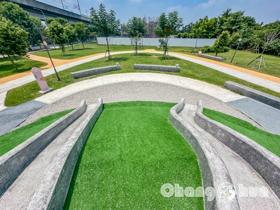 IMG_8241 彰化田中景點〡熊趣米公園〡田中親子公園, 熊熊高塔雙滑梯, Q萌白熊親子遊戲場, 雙公園一起收集, 玩公園也能看高鐵
