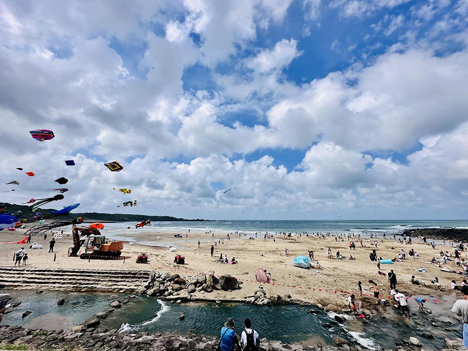 新北石門景點〡白沙灣〡北部親子海水浴場, 夏日消暑好去處, 暑假TOP1戲水點, 豹豹咖啡來一杯, 北海岸遊憩探索館