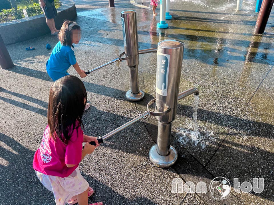 台中梧棲景點〡梧棲漁寮公園〡在地特色捕魚文化為設計主軸, 捕魚遊戲塔溜滑梯, 水戰綠洲戲水趣, 水陸雙享受親子公園, 免費公有停車場