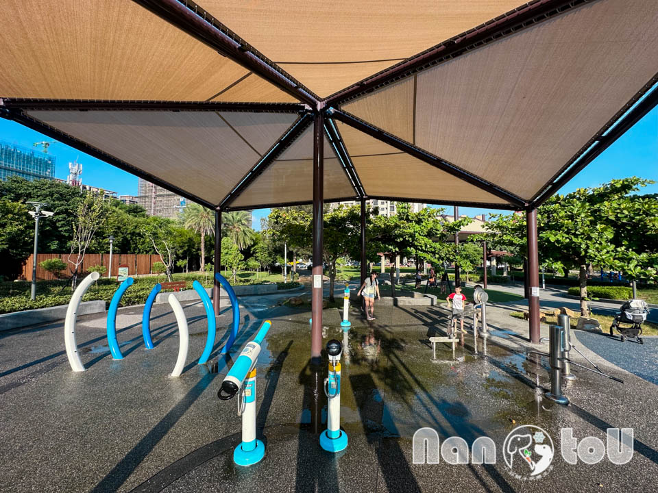 台中梧棲景點〡梧棲漁寮公園〡在地特色捕魚文化為設計主軸, 捕魚遊戲塔溜滑梯, 水戰綠洲戲水趣, 水陸雙享受親子公園, 免費公有停車場
