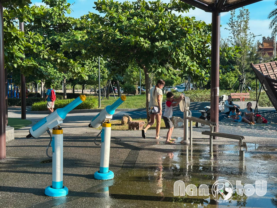 台中梧棲景點〡梧棲漁寮公園〡在地特色捕魚文化為設計主軸, 捕魚遊戲塔溜滑梯, 水戰綠洲戲水趣, 水陸雙享受親子公園, 免費公有停車場