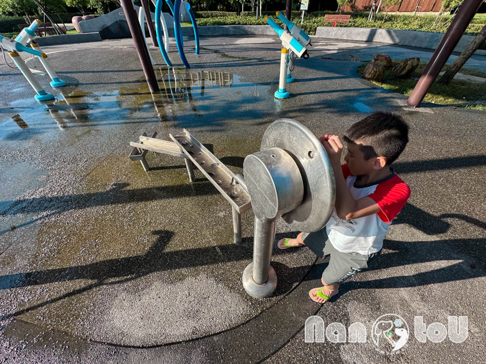 台中梧棲景點〡梧棲漁寮公園〡在地特色捕魚文化為設計主軸, 捕魚遊戲塔溜滑梯, 水戰綠洲戲水趣, 水陸雙享受親子公園, 免費公有停車場