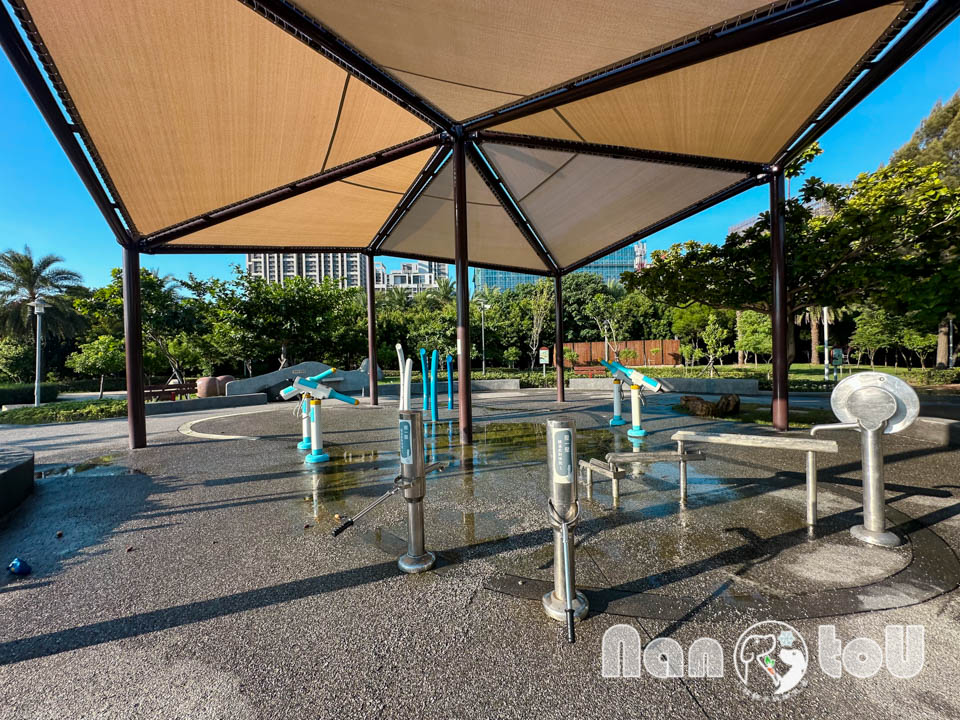 台中梧棲景點〡梧棲漁寮公園〡在地特色捕魚文化為設計主軸, 捕魚遊戲塔溜滑梯, 水戰綠洲戲水趣, 水陸雙享受親子公園, 免費公有停車場