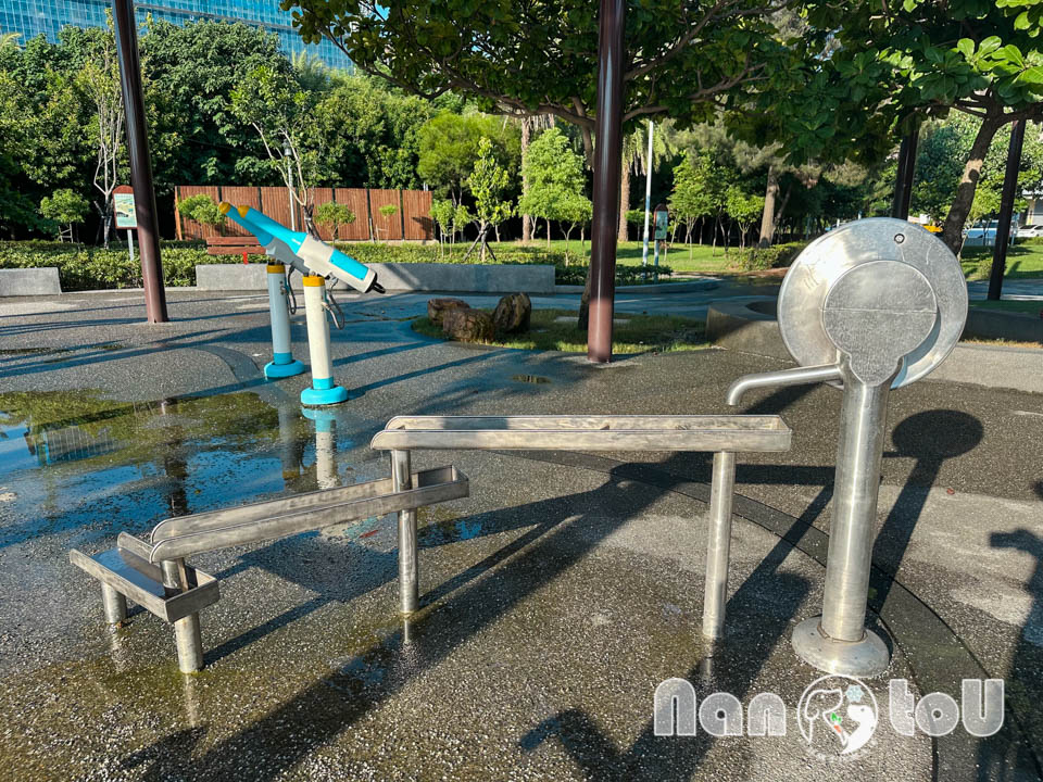 台中梧棲景點〡梧棲漁寮公園〡在地特色捕魚文化為設計主軸, 捕魚遊戲塔溜滑梯, 水戰綠洲戲水趣, 水陸雙享受親子公園, 免費公有停車場