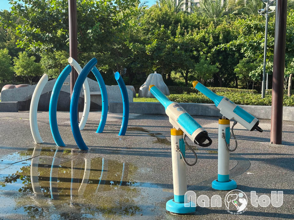 台中梧棲景點〡梧棲漁寮公園〡在地特色捕魚文化為設計主軸, 捕魚遊戲塔溜滑梯, 水戰綠洲戲水趣, 水陸雙享受親子公園, 免費公有停車場