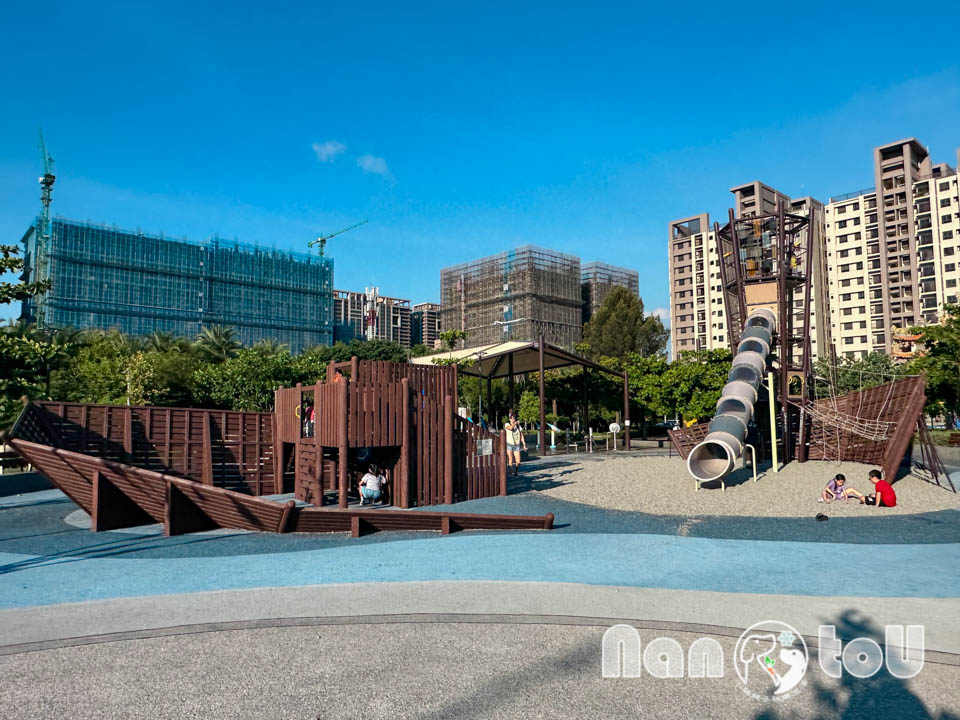 台中梧棲景點〡梧棲漁寮公園〡在地特色捕魚文化為設計主軸, 捕魚遊戲塔溜滑梯, 水戰綠洲戲水趣, 水陸雙享受親子公園, 免費公有停車場