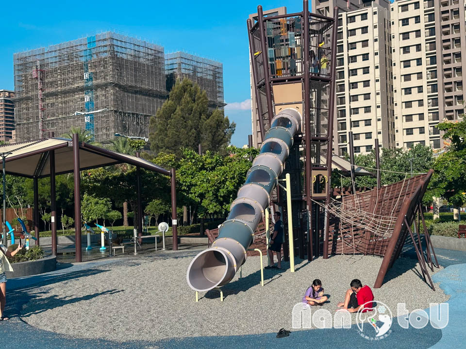 台中梧棲景點〡梧棲漁寮公園〡在地特色捕魚文化為設計主軸, 捕魚遊戲塔溜滑梯, 水戰綠洲戲水趣, 水陸雙享受親子公園, 免費公有停車場