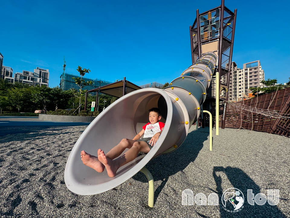 台中梧棲景點〡梧棲漁寮公園〡在地特色捕魚文化為設計主軸, 捕魚遊戲塔溜滑梯, 水戰綠洲戲水趣, 水陸雙享受親子公園, 免費公有停車場