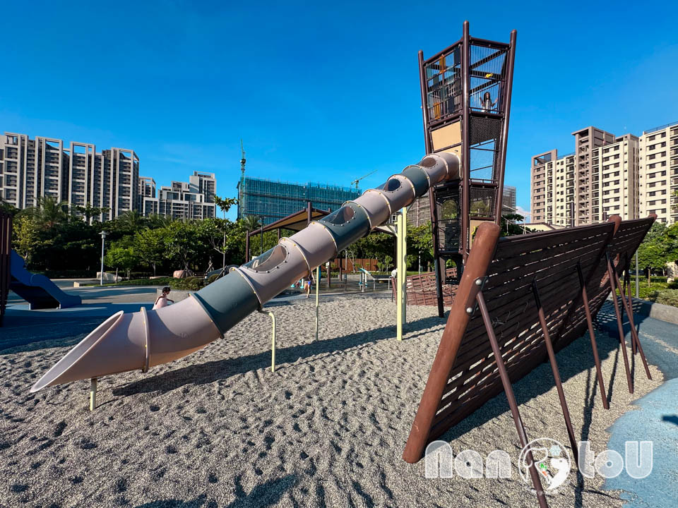 台中梧棲景點〡梧棲漁寮公園〡在地特色捕魚文化為設計主軸, 捕魚遊戲塔溜滑梯, 水戰綠洲戲水趣, 水陸雙享受親子公園, 免費公有停車場