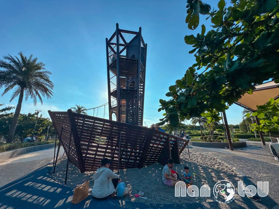 台中梧棲景點〡梧棲漁寮公園〡在地特色捕魚文化為設計主軸, 捕魚遊戲塔溜滑梯, 水戰綠洲戲水趣, 水陸雙享受親子公園, 免費公有停車場