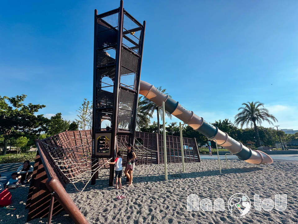 台中梧棲景點〡梧棲漁寮公園〡在地特色捕魚文化為設計主軸, 捕魚遊戲塔溜滑梯, 水戰綠洲戲水趣, 水陸雙享受親子公園, 免費公有停車場