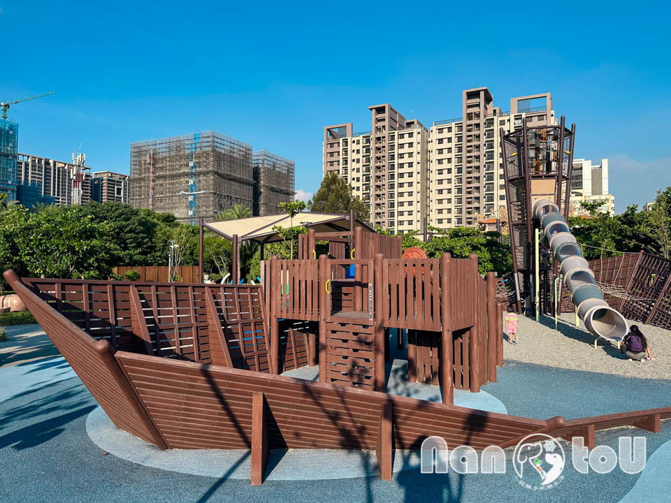 台中梧棲景點〡梧棲漁寮公園〡在地特色捕魚文化為設計主軸, 捕魚遊戲塔溜滑梯, 水戰綠洲戲水趣, 水陸雙享受親子公園, 免費公有停車場