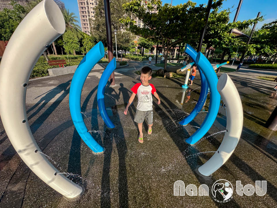 台中梧棲景點〡梧棲漁寮公園〡在地特色捕魚文化為設計主軸, 捕魚遊戲塔溜滑梯, 水戰綠洲戲水趣, 水陸雙享受親子公園, 免費公有停車場