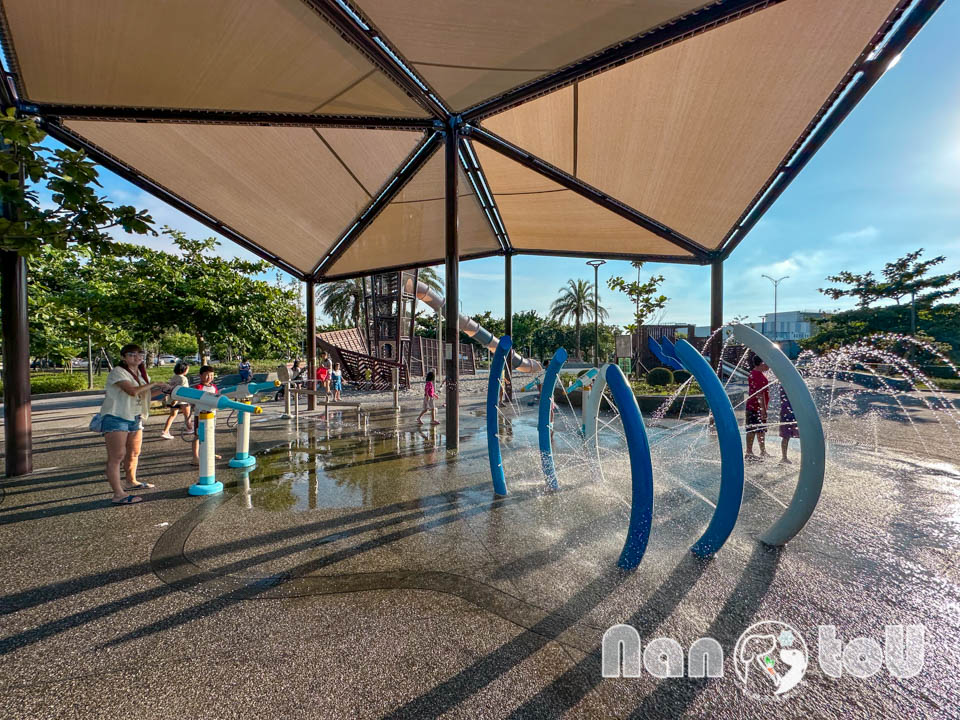 台中梧棲景點〡梧棲漁寮公園〡在地特色捕魚文化為設計主軸, 捕魚遊戲塔溜滑梯, 水戰綠洲戲水趣, 水陸雙享受親子公園, 免費公有停車場